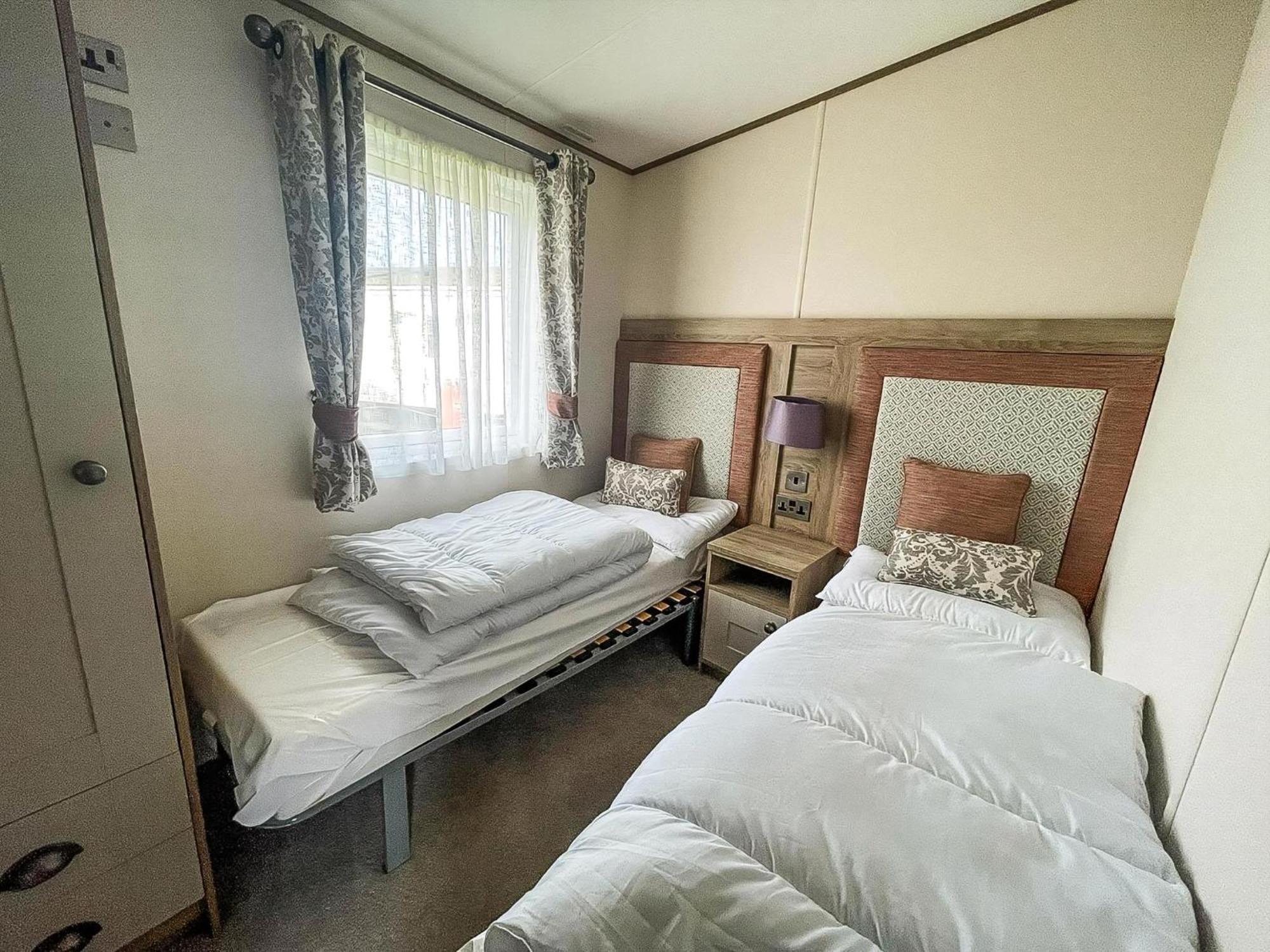 Stunning 8 Berth Caravan With Decking At Kessingland Beach Ref 90017D Benacre Екстер'єр фото