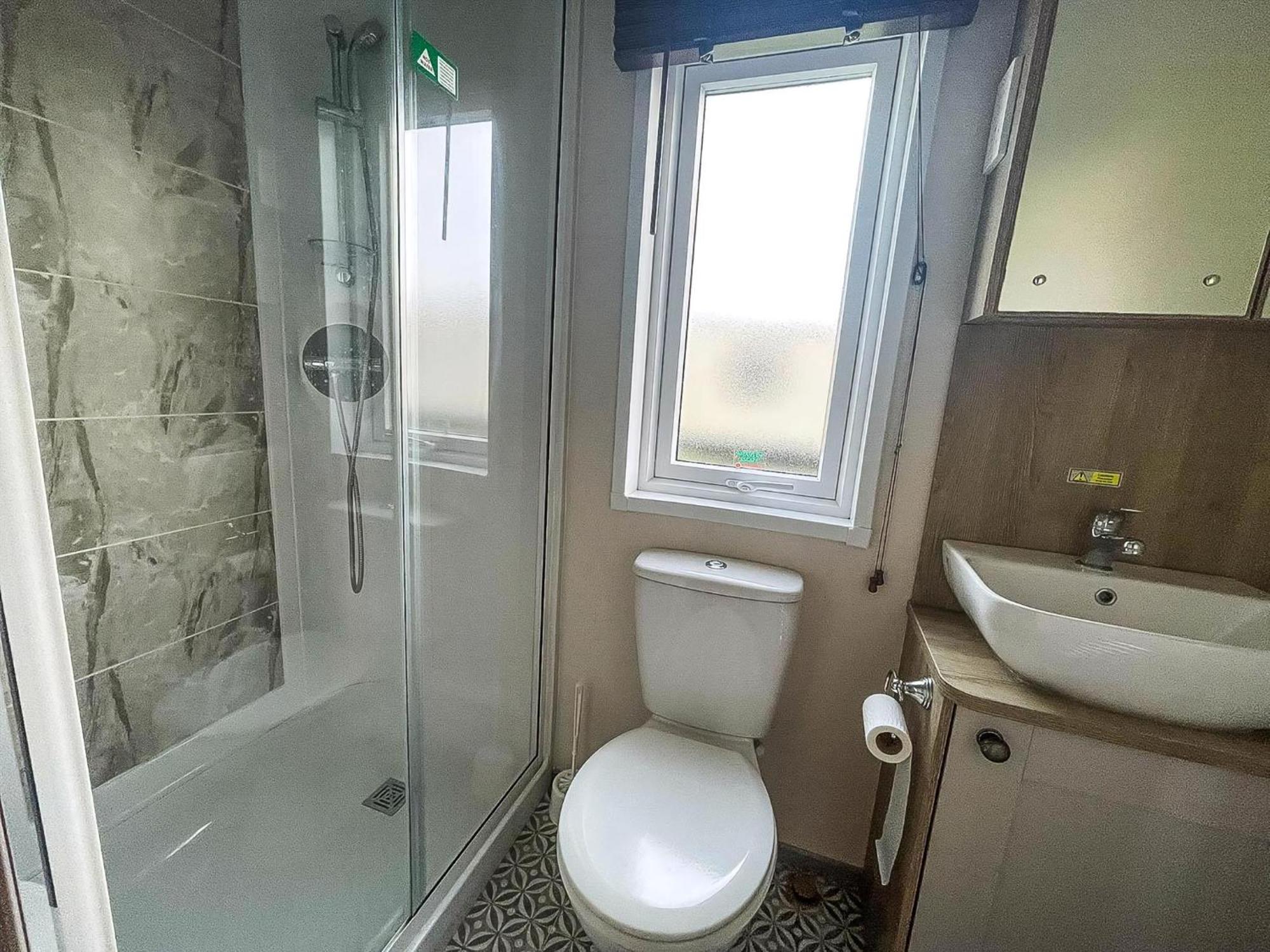 Stunning 8 Berth Caravan With Decking At Kessingland Beach Ref 90017D Benacre Екстер'єр фото