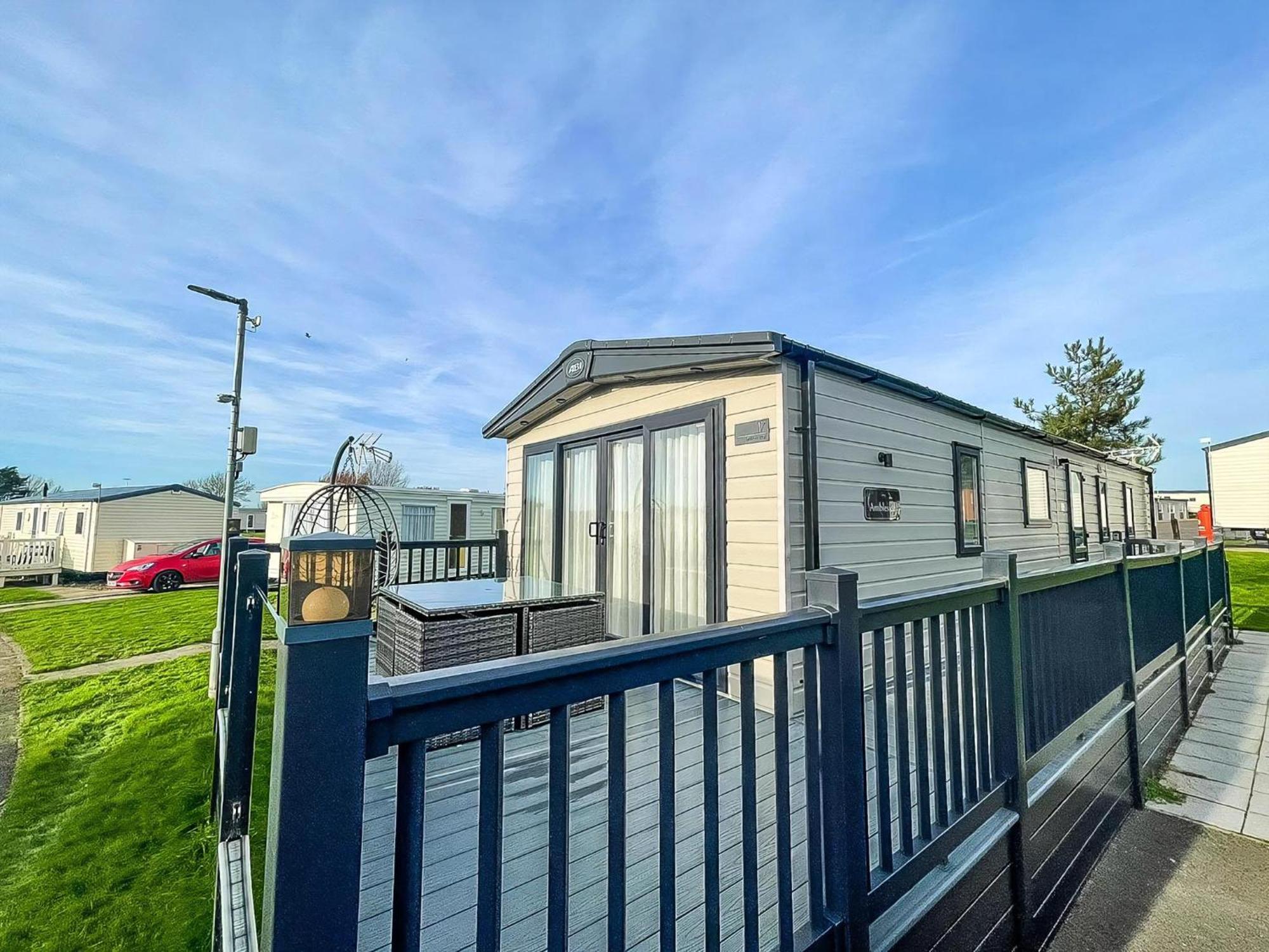 Stunning 8 Berth Caravan With Decking At Kessingland Beach Ref 90017D Benacre Екстер'єр фото